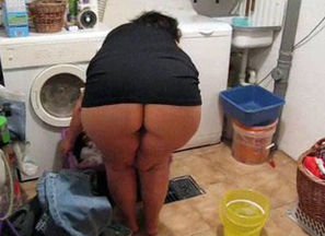 Mature Huge Culo Washing Clothes
